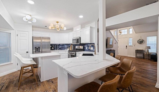 Modern Comfort: WiFi, 3BR, King, Patio