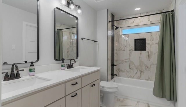 Modern Dallas Townhouse -Ideal for Families & Groups -Near Downtown & Deep Ellum
