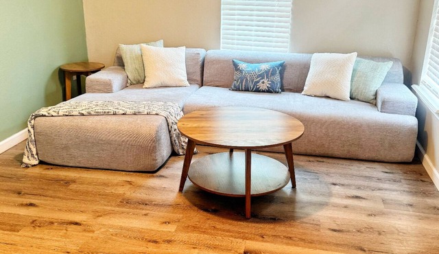Modern Downtown 1-Bedroom Pet-Friendly Stay with Yard