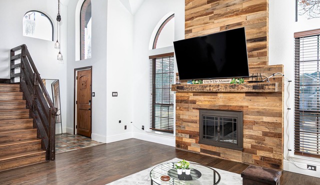 Modern Elegance: Prime Location in Carrollton