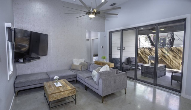 Modern Farmhouse- Downtown- Pool- Sleeps 12