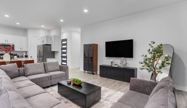 Modern Group Stay with Comfy Beds, Big Couch & Fully Stocked Kitchen