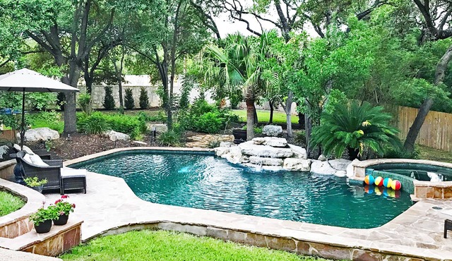 Modern Home w/Beautiful Pool, Spa & Yard Family-Friendly in Convenient location