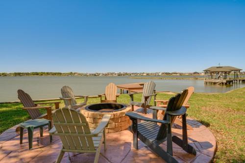 Modern Lake Conroe House w/Lakefront Park & Deck!