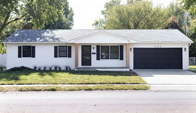 Modern mid-century home in quiet subdivision off bike trail & close to amenities in Springfield