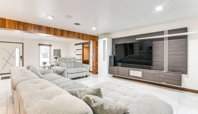 Modern Oasis w/Outdoor Lounge in Houston!