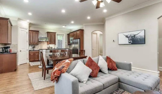 Modern & Pet-friendly Haven by Downtown Dallas & Greenville!