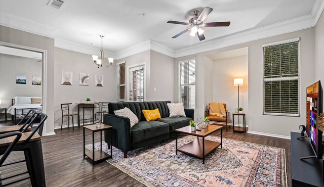 Modern Refined 2BR 2BA Apartment with Pool Access