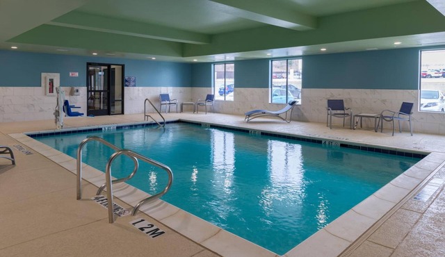 Modern Room Near Local Shops and Offices with Indoor Pool and Free Hot Breakfast
