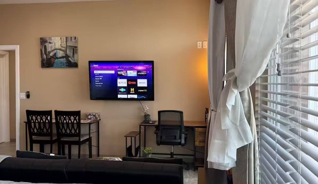 Modern Studio w/King Bed, Balcony, Kitchenette in Riverside
