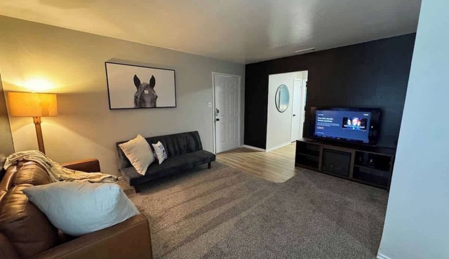Modern Western | Sleeps 4 | Heart of Waxahachie
