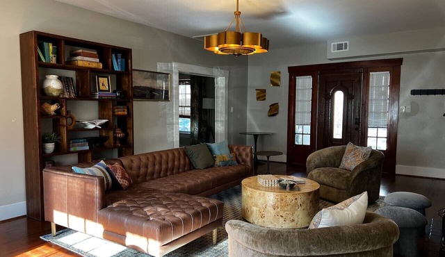 Montrose Home walkable neighborhood | Pet-friendly
