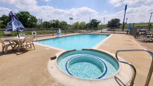 Motel 6-Ennis, TX