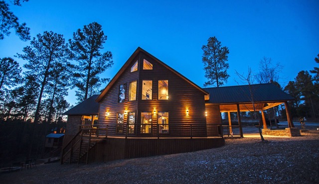 Mountain Melody Lodge - Mountain Retreat, Sleeps 11, Pool Table, Tree House