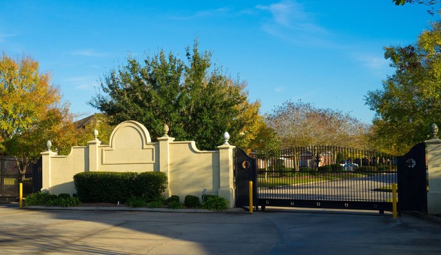 Must See - Beautiful 1250 Sq Ft River Road Town Home 2.5 Miles To Tiger Stadium