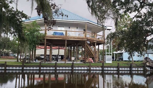 My oh My Maison du Bayou with WiFi, AC, fishing. Enjoy a relaxing cozy stay!