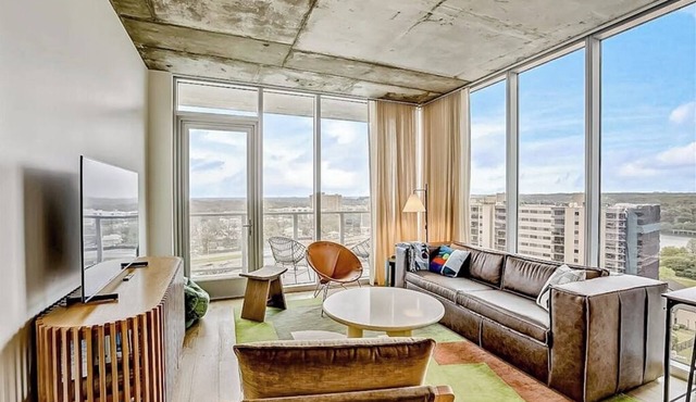 Natiivo corner condo with scenic lake-view balcony - rooftop pool & gym