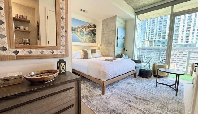 Natiivo Sky Cottage king studio with balcony & rooftop pool
