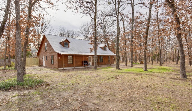 Near Lake Fork: Home w/Fire Pit in Yantis!