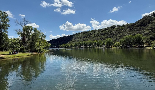 Near Lake Travis 100% Full -3BR - Spanish Style - Large lot to park lake toys