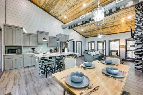 Near New Casino: Broken Bow Cabin w/Hot Tub