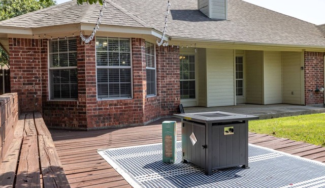 Near UNT + Downtown Denton - Full Fenced Backyard