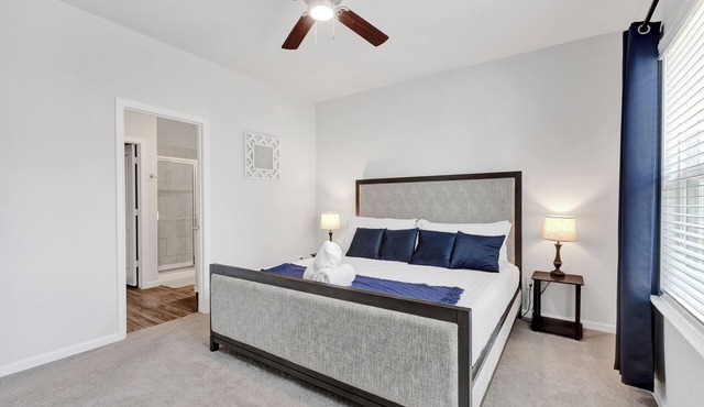 New - 3 bed 2 Bath house in Magnolia with Fast Wifi- Garage Parking