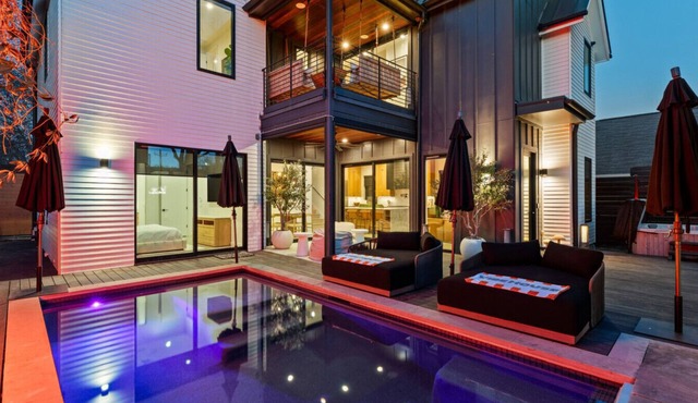 New! 6 BR, 4.5B, Pool, Hot Tub, Cold Plunges, Outdoor Sauna, Bar, 9 TVs, Arcade