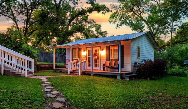 NEW - Adorable Cottage w/Full Kitchen/Free Tandem Bike