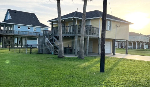 “New Ambiance” Enjoy this Lovely 2B/2B Beach Home! Sleeps 10! Beach access!