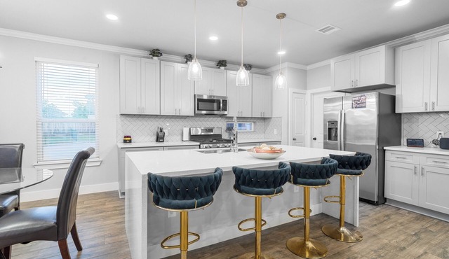 New Beautiful Modern Luxury 3 Bedroom 2.5 Bathroom Home 20 Mins from Galleria