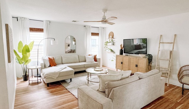 New Cozy, Clean, Contemporary Casa. 5 Minutes from Six Flags and La Cantera!