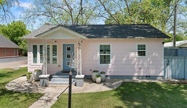 New! LaMoyne's Place - Charming 2-bedroom cottage in the B&B capitol of Texas