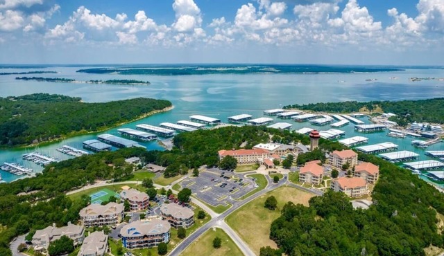NEW LISTING - Texoma Lakeside Condo at Tanglewood Resort