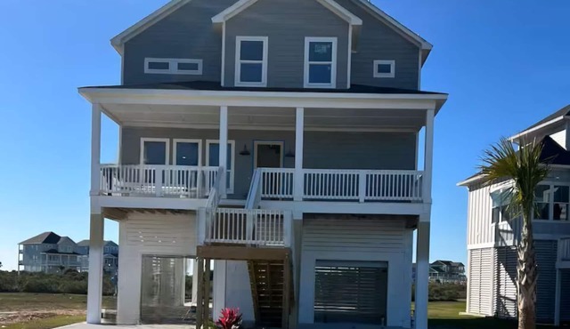 NEW Luxe Bay Escape 5BR, Game Room & Resort Vibes in the Pointe West Community