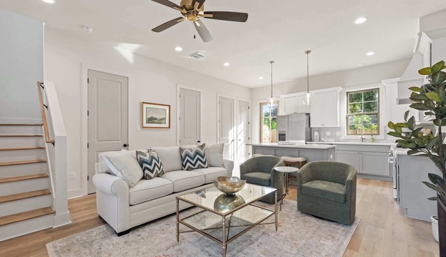 New Luxe Oaks Home, Walk to River Ranch, Premier Host, EV Charger