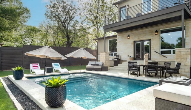 New Luxe Poolside Stay Balcony Views Outdoor BBQ in Austin