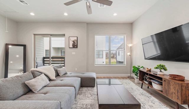 New Luxury Home King Bed Garage