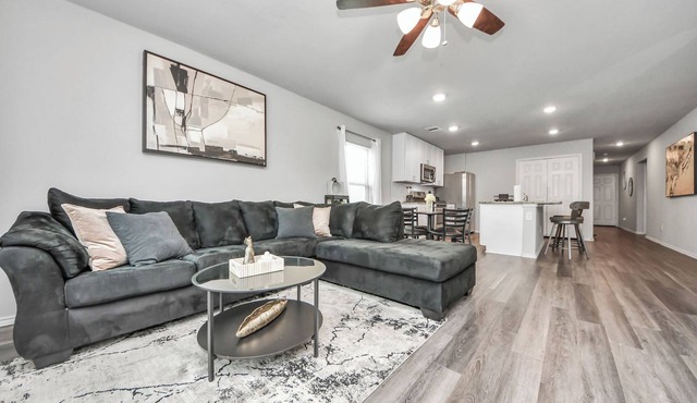 New Modern Comfort, 4 bed, 2 bath. Close to Everything in Houston!
