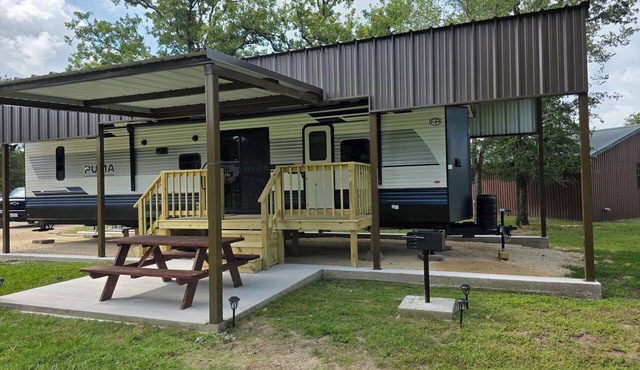 New RV Sleepy Owl ,2-bedroom, 2 bathroom, 1 mile from lake Somerville.