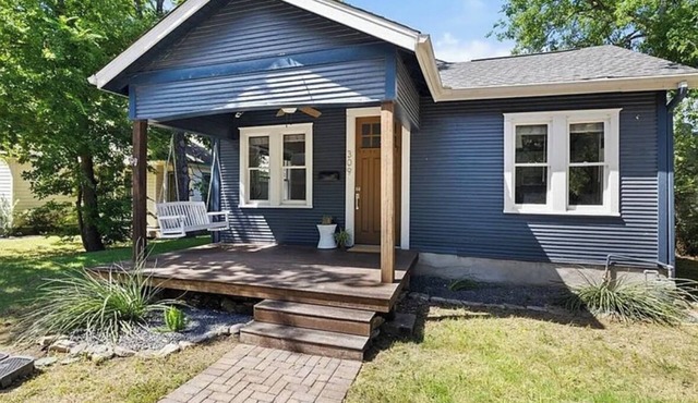 NEW Style & Comfort - 2 miles to downtown, 5 blocks to cute cafes, bars
