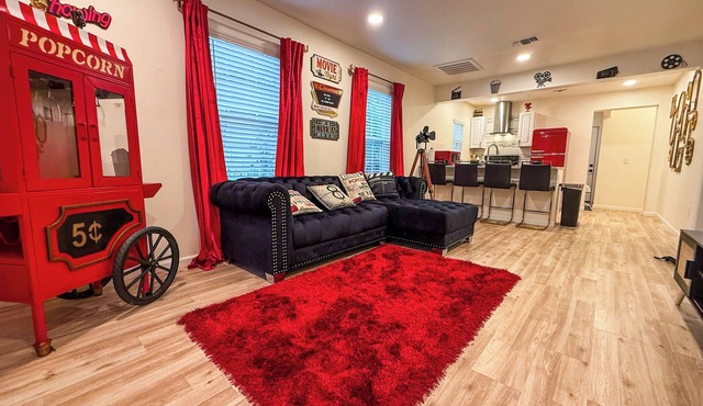 NEW | The Hollywood House | Downtown San Antonio