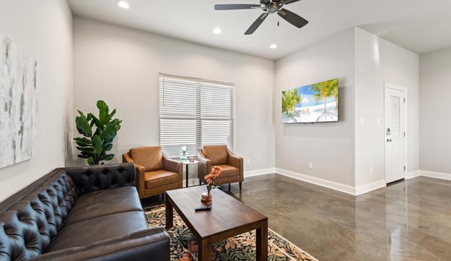 NEW-Upscale-EnSuites-King Bds-Fast WiFi-Quiet Area
