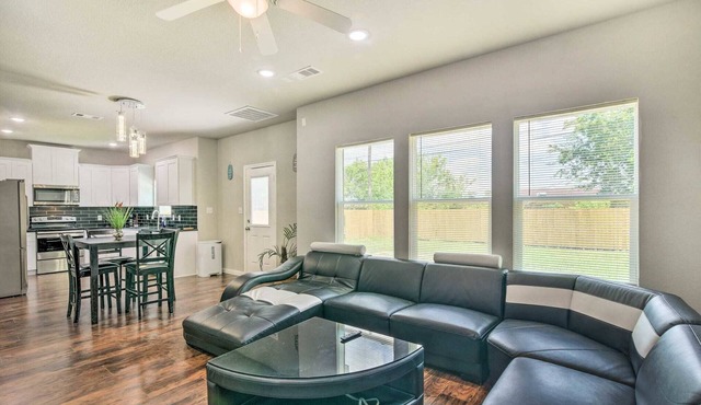 NEW! Welcoming Texas City Home ~ 6 Mi to Beach!