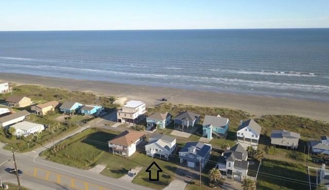 NEWLY REMODELED OVERSIZED 2nd row beach house sleeps 14+, 75 yards to the water.