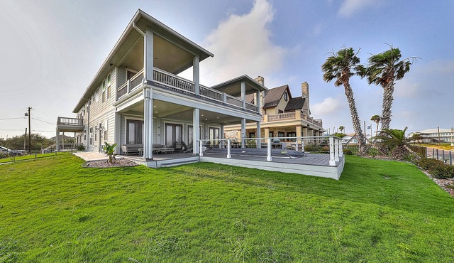 Newly remodeled waterfront home with 2 decks & swim spa - near beach