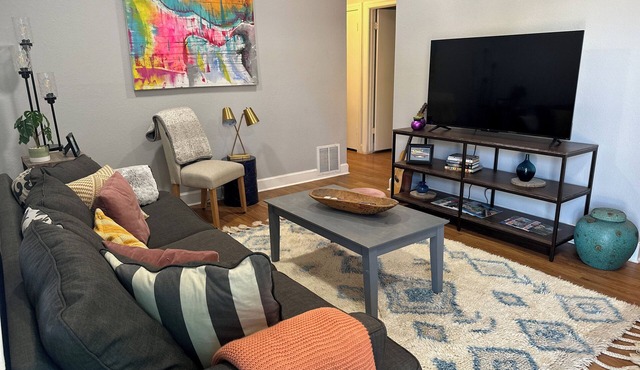 Newly renovated 2-bedroom house in Austin! Minutes from DT, SOCO & the airport!