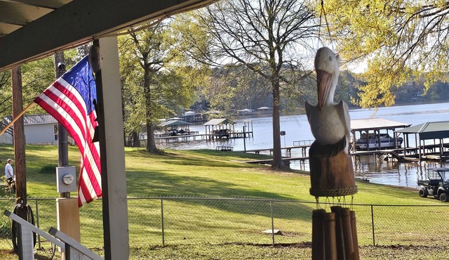 Newly renovated lakehouse sleeps 7 with boathouse, fenced yard and kayaks