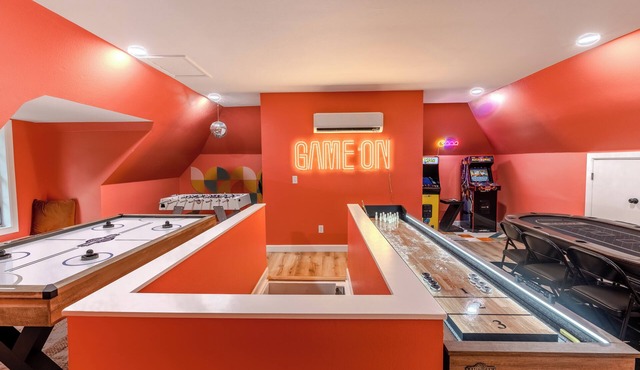 Nine Oaks Charming Retreat - Arcade Game Room - Hot Tub - Sleeps 10