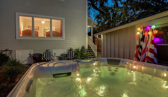 No Clean Fee! Graduations! Weddings! 2 Walk to SoCo & DT Hot Tub/Plunge pool